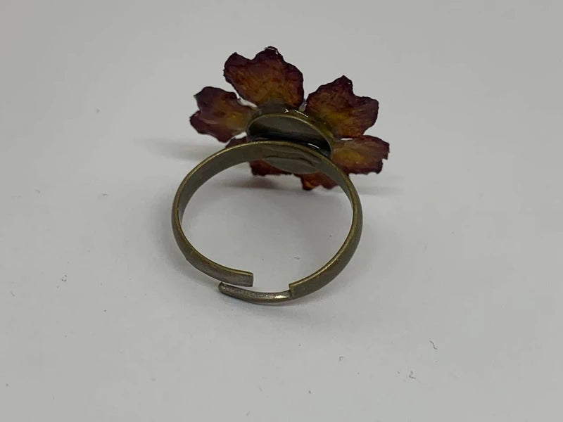 Anello regolabile in ottone anticato con fiore naturale in resina e agata blu
