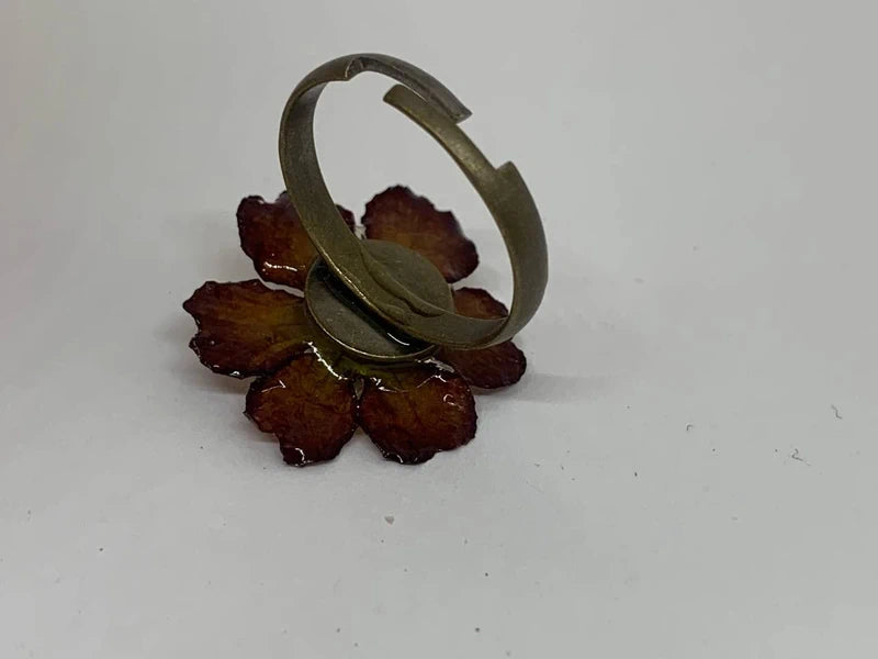 Anello regolabile in ottone anticato con fiore naturale in resina e agata blu
