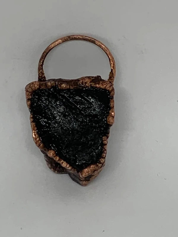 Ciondolo in rame elettroformato con Tormalina Nera naturale