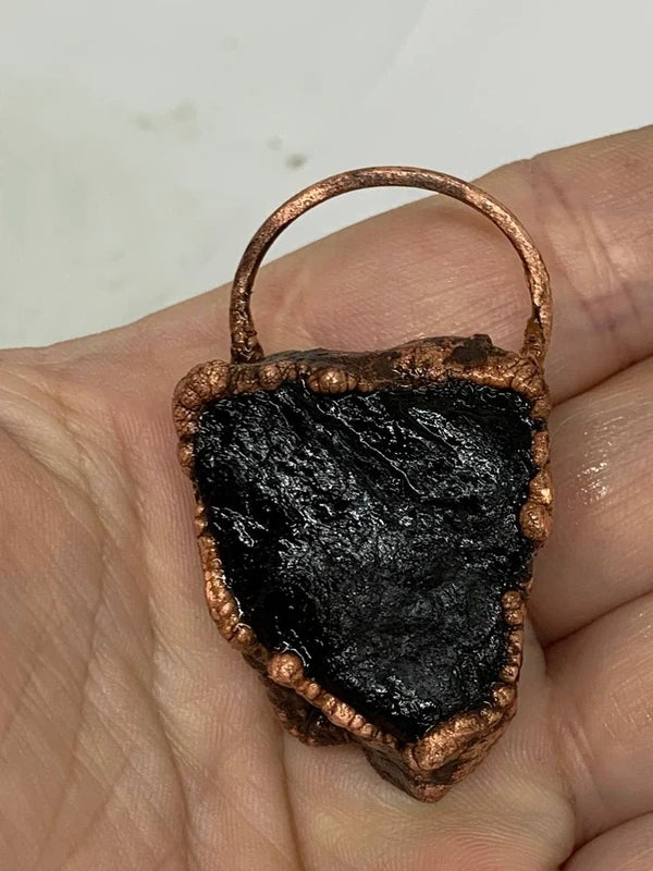 Ciondolo in rame elettroformato con Tormalina Nera naturale