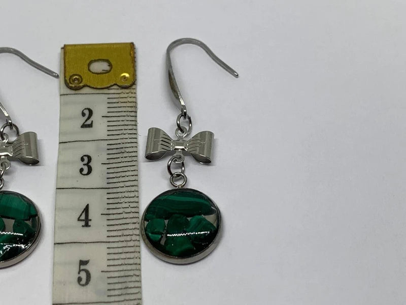 Orecchini in acciaio con malachite naturale e resina UV