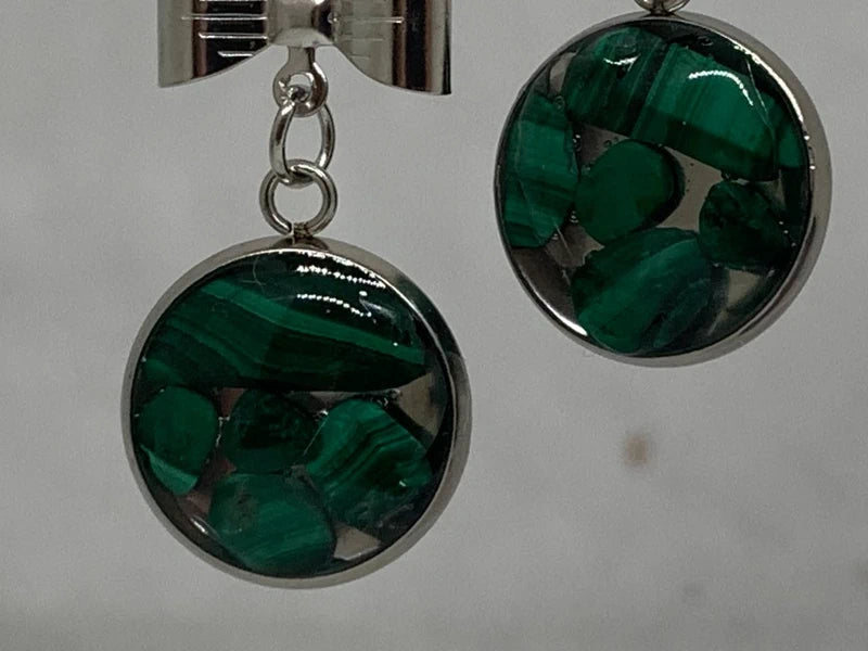 Orecchini in acciaio con malachite naturale e resina UV