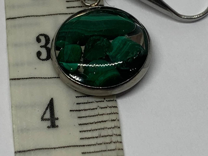 Orecchini in acciaio con malachite naturale e resina UV