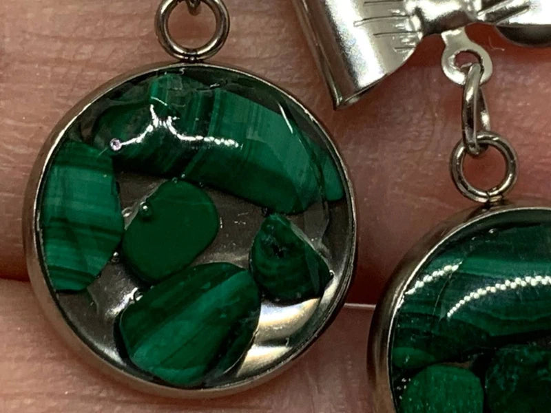 Orecchini in acciaio con malachite naturale e resina UV