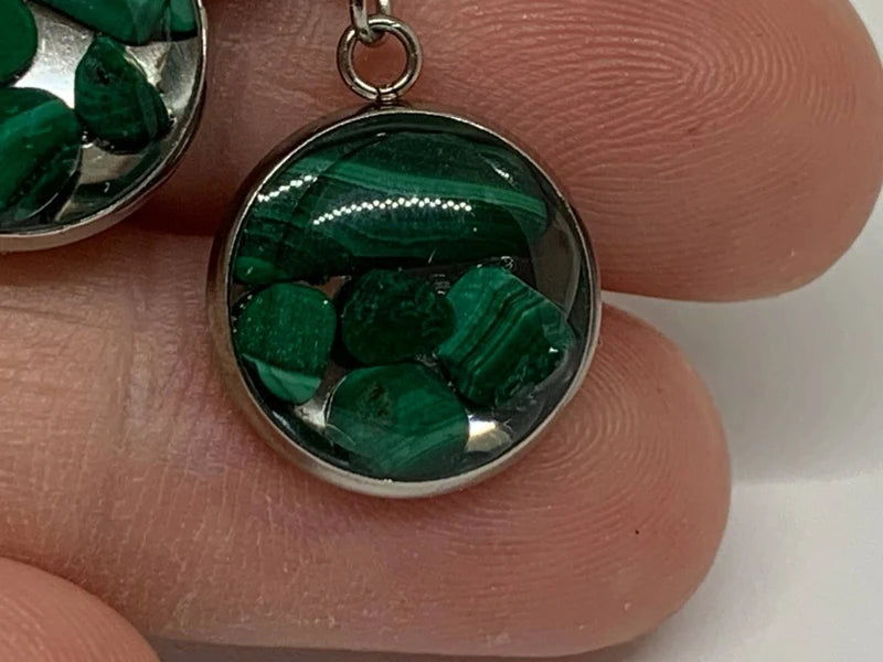 Orecchini in acciaio con malachite naturale e resina UV