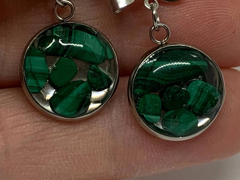 Orecchini in acciaio con malachite naturale e resina UV