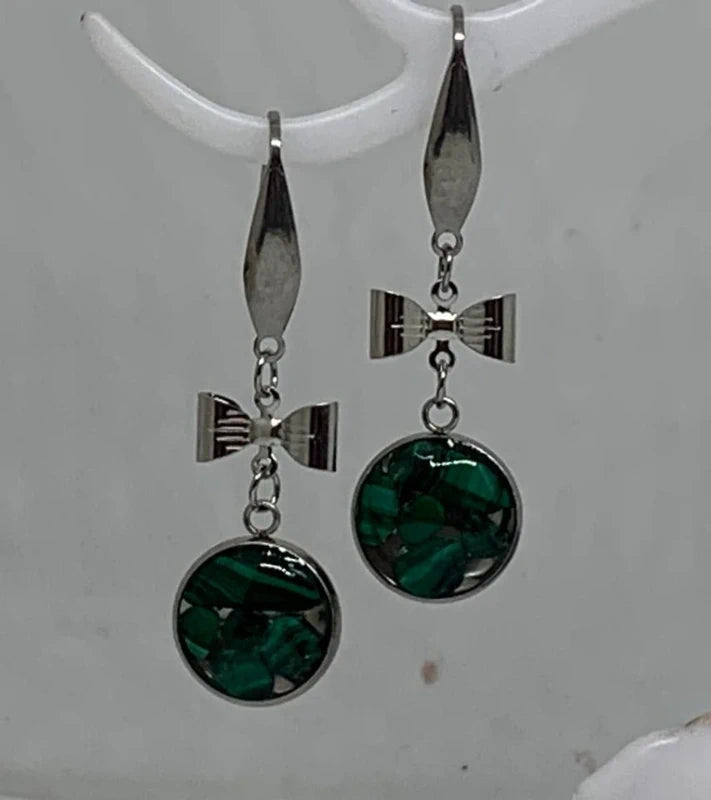 Orecchini in acciaio con malachite naturale e resina UV