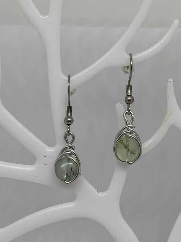 Orecchini con prehnite naturale avvolta in filo e ganci in acciaio