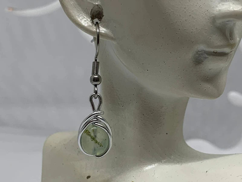 Orecchini con prehnite naturale avvolta in filo e ganci in acciaio