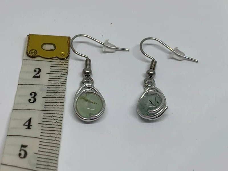 Orecchini con prehnite naturale avvolta in filo e ganci in acciaio