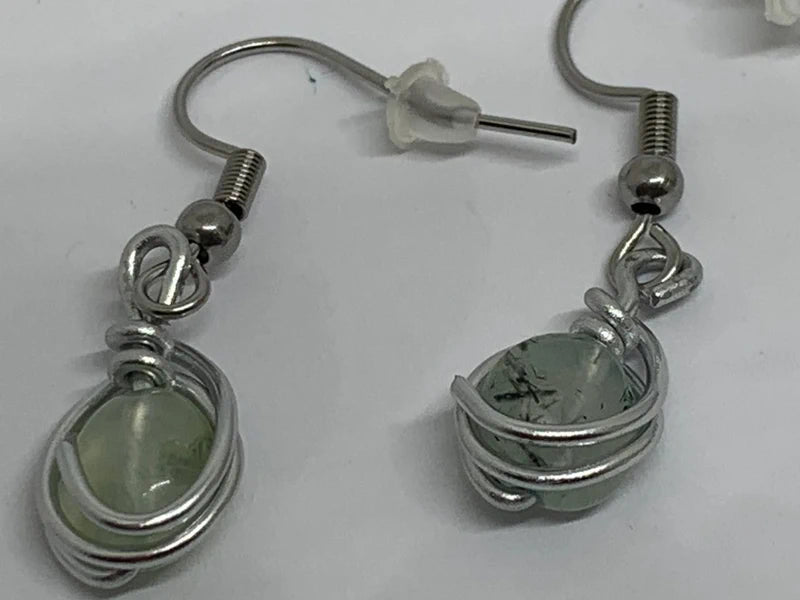 Orecchini con prehnite naturale avvolta in filo e ganci in acciaio