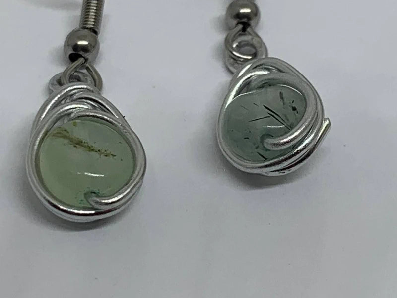 Orecchini con prehnite naturale avvolta in filo e ganci in acciaio