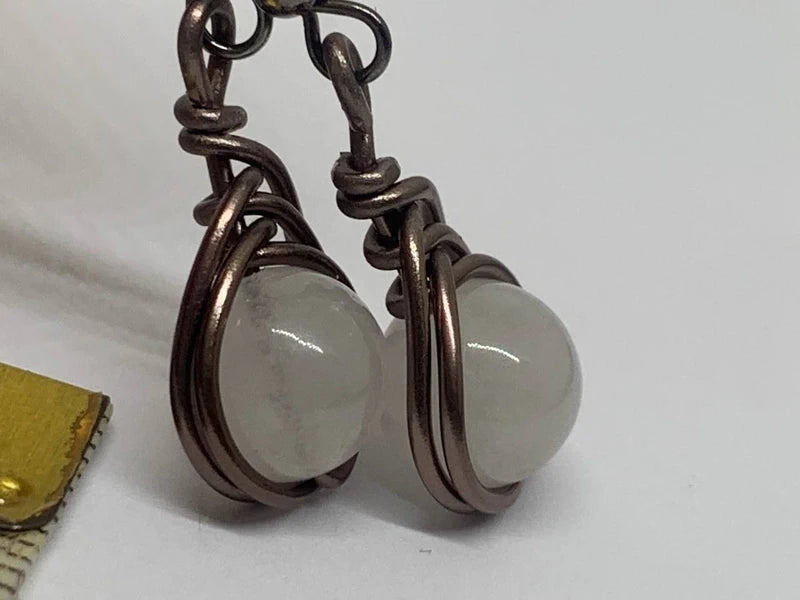 Orecchini con quarzo ialino avvolto in filo e ganci argento 925 placcato
