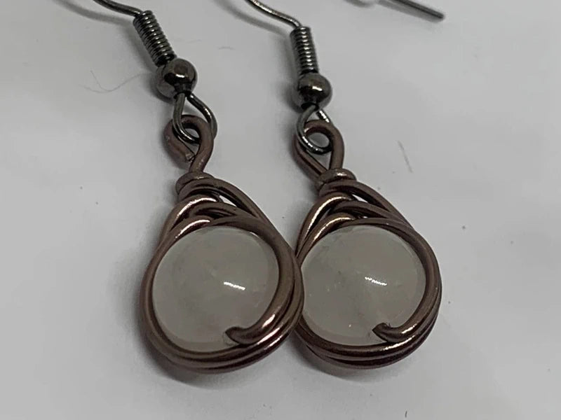 Orecchini con quarzo ialino avvolto in filo e ganci argento 925 placcato