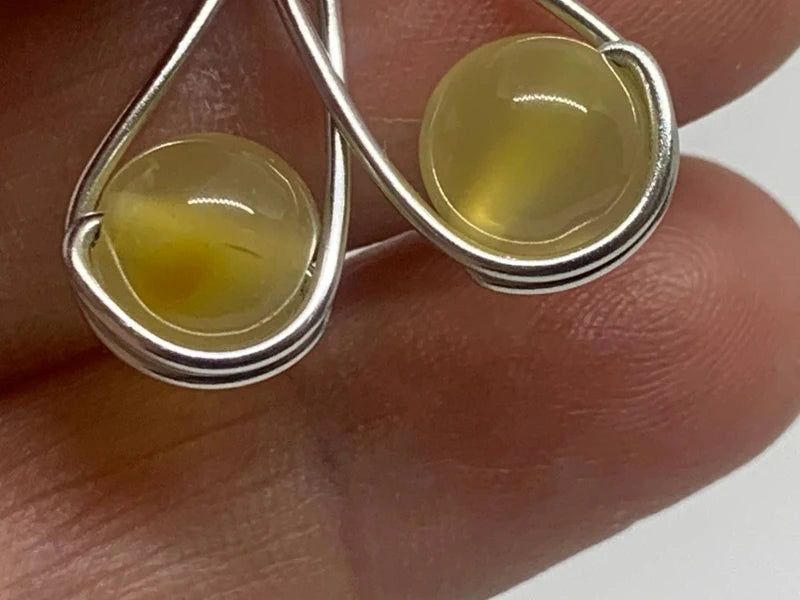 Orecchini pendenti con agata gialla 8mm e filo di alluminio