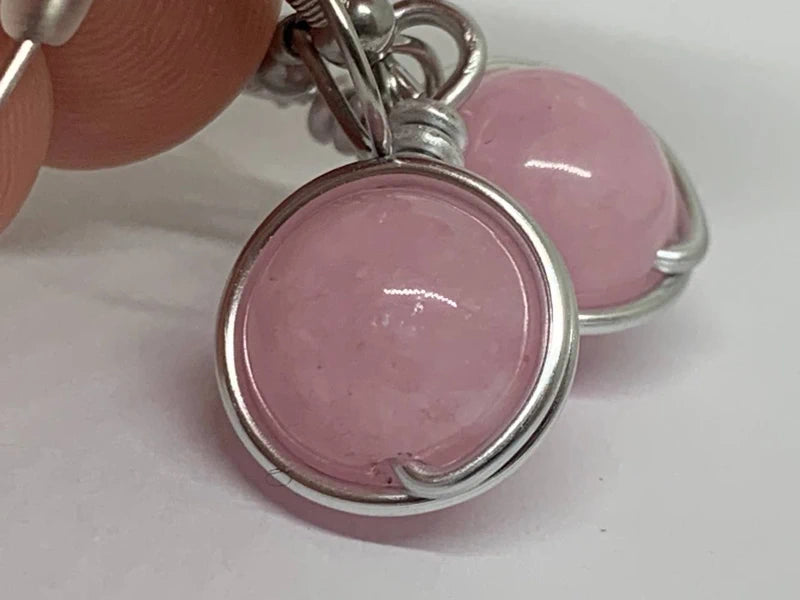 Orecchini pendenti con kunzite naturale 10 mm Descrizione: