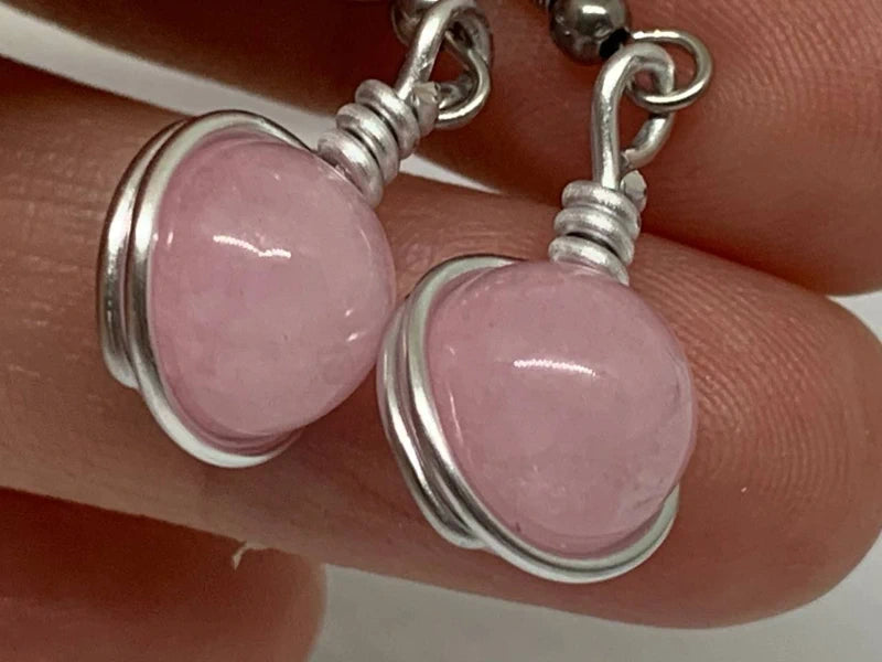 Orecchini pendenti con kunzite naturale 10 mm Descrizione:
