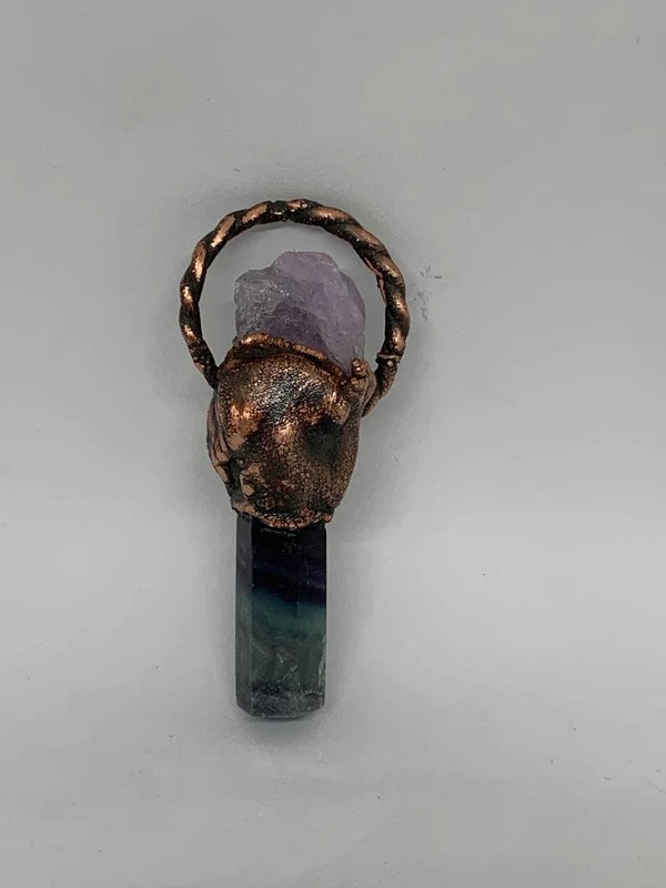 Ciondolo fluorite e ametista in rame elettroformato con patina scura