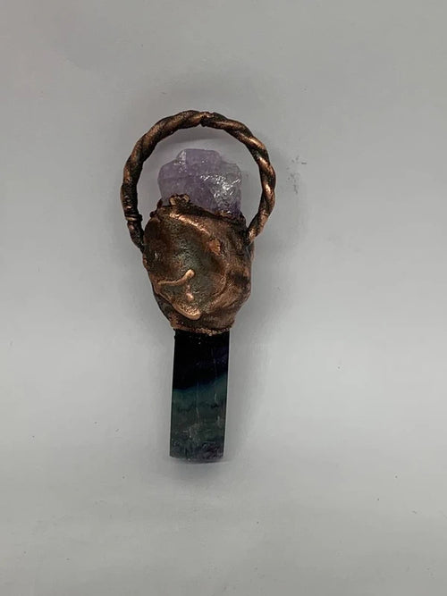 Ciondolo fluorite e ametista in rame elettroformato con patina scura