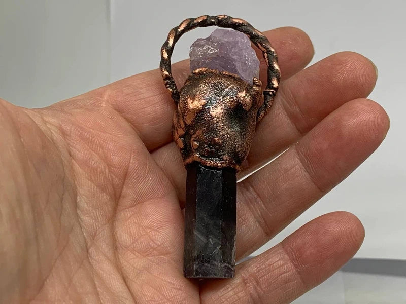 Ciondolo fluorite e ametista in rame elettroformato con patina scura