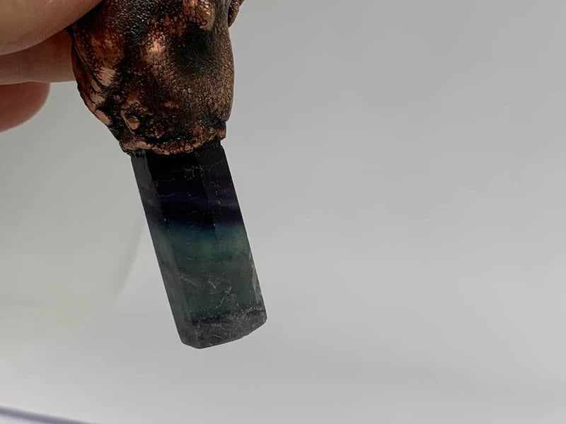 Ciondolo fluorite e ametista in rame elettroformato con patina scura