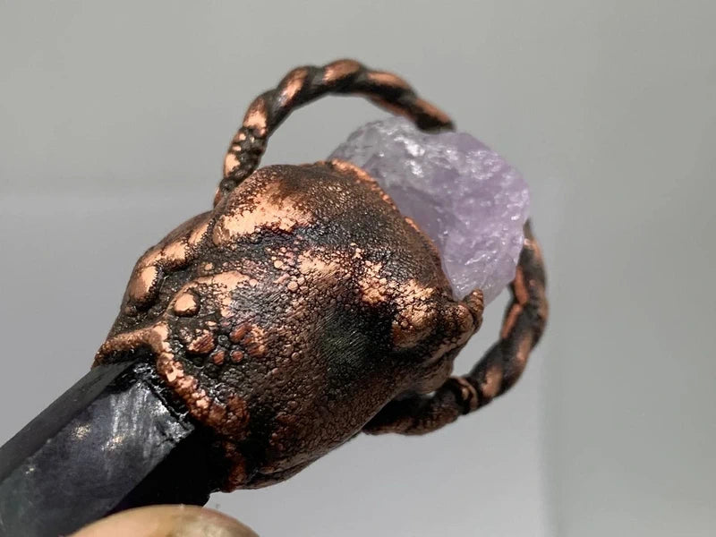 Ciondolo fluorite e ametista in rame elettroformato con patina scura