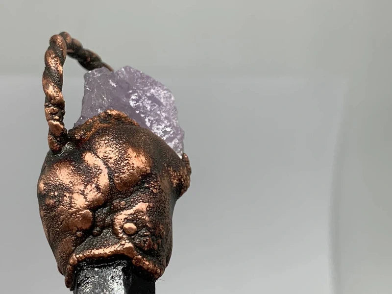 Ciondolo fluorite e ametista in rame elettroformato con patina scura