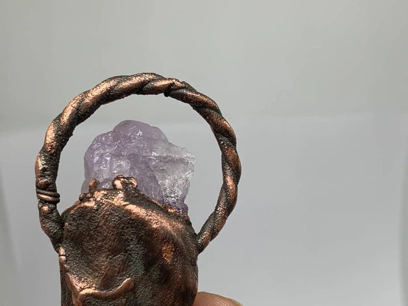 Ciondolo fluorite e ametista in rame elettroformato con patina scura