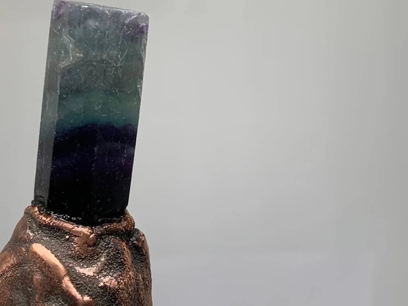 Ciondolo fluorite e ametista in rame elettroformato con patina scura