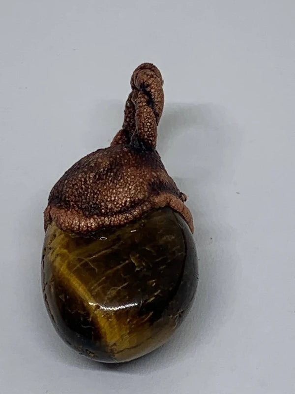 Ciondolo occhio di tigre elettroformato in rame con patina scura