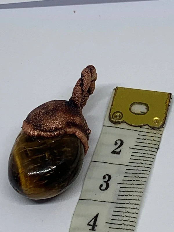Ciondolo occhio di tigre elettroformato in rame con patina scura