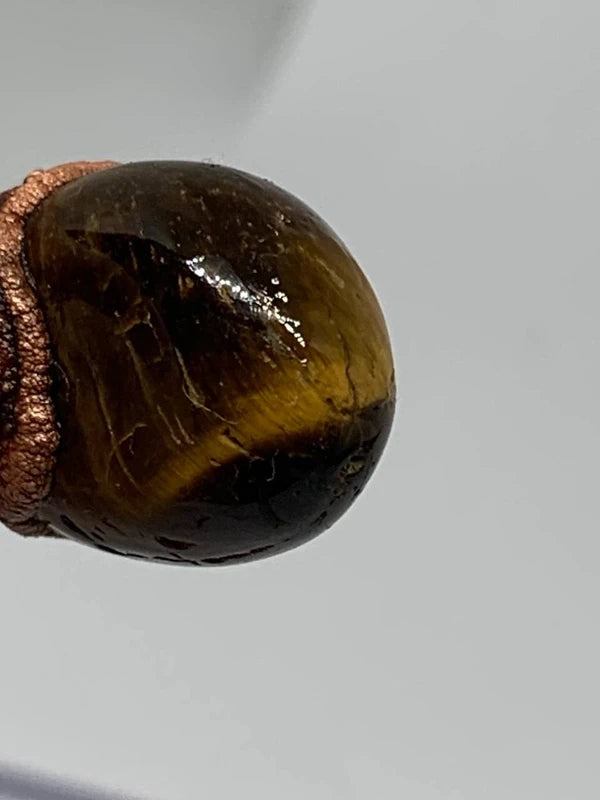 Ciondolo occhio di tigre elettroformato in rame con patina scura