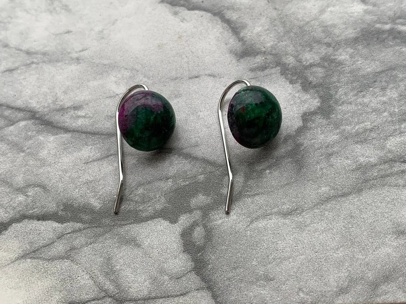 Orecchini pendenti artigianali con Rubino Zoisite cabochon 12mm – ottone color argento