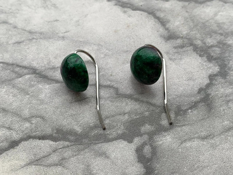 Orecchini pendenti artigianali con Rubino Zoisite cabochon 12mm – ottone color argento