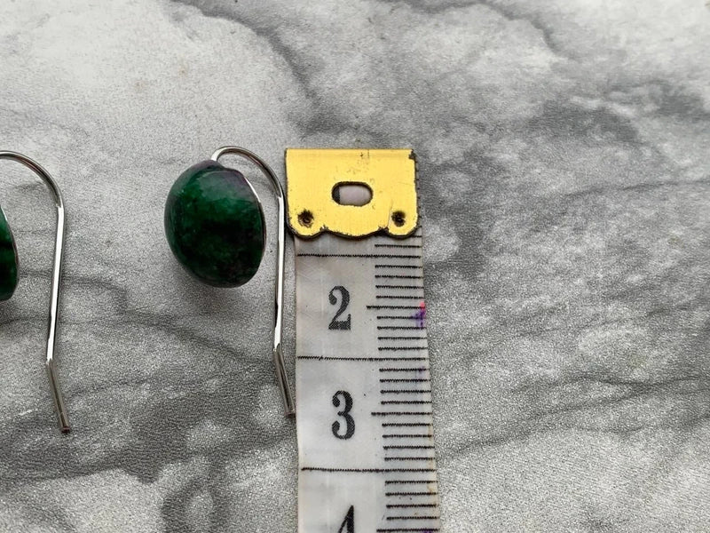 Orecchini pendenti artigianali con Rubino Zoisite cabochon 12mm – ottone color argento