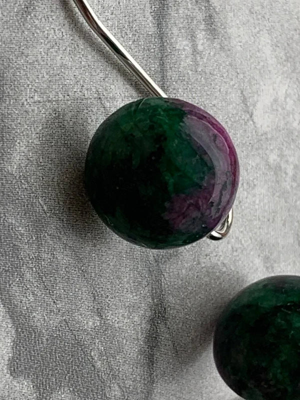 Orecchini pendenti artigianali con Rubino Zoisite cabochon 12mm – ottone color argento