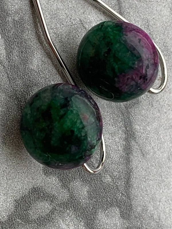 Orecchini pendenti artigianali con Rubino Zoisite cabochon 12mm – ottone color argento