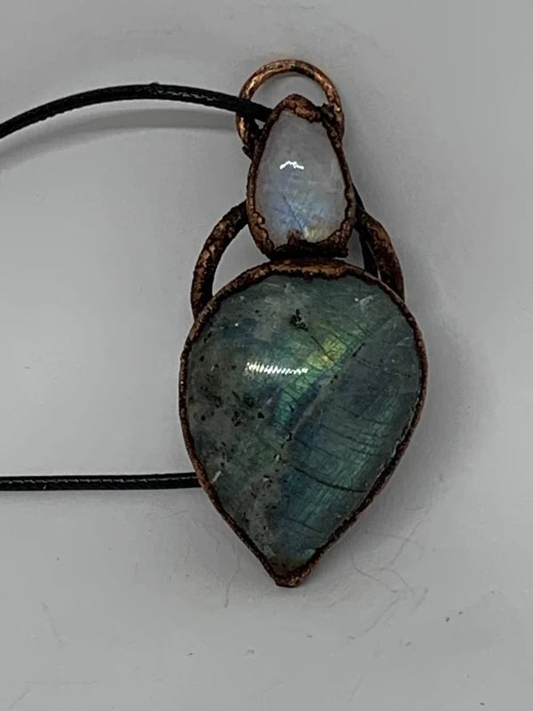 Ciondolo labradorite e pietra di luna elettroformato rame puro artigianale