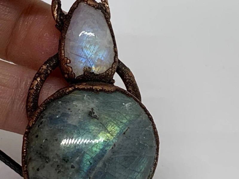 Ciondolo labradorite e pietra di luna elettroformato rame puro artigianale