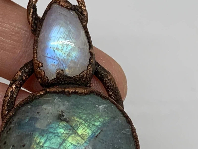 Ciondolo labradorite e pietra di luna elettroformato rame puro artigianale