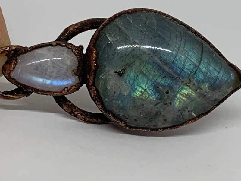 Ciondolo labradorite e pietra di luna elettroformato rame puro artigianale