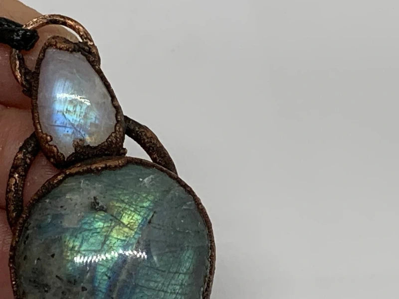 Ciondolo labradorite e pietra di luna elettroformato rame puro artigianale