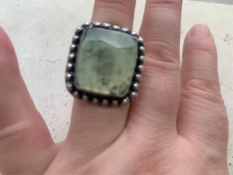 Anello artigianale con Prehnite naturale in ottone placcato argento 925 Tg. 13