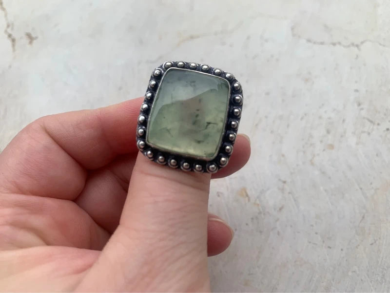 Anello artigianale con Prehnite naturale in ottone placcato argento 925 Tg. 13