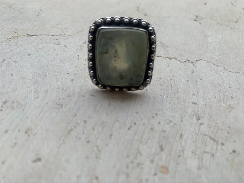 Anello artigianale con Prehnite naturale in ottone placcato argento 925 Tg. 13