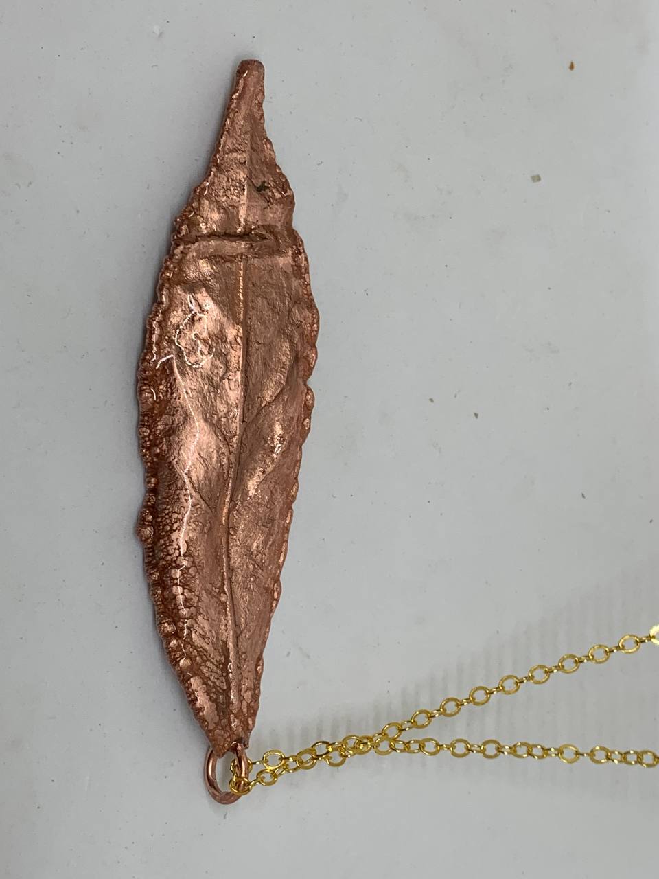 Ciondolo Elettroformato in Rame con Lapislazzuli Naturale e Foglia di Alloro - Pezzo Unico Fatto a Mano