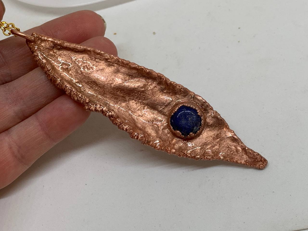 Ciondolo Elettroformato in Rame con Lapislazzuli Naturale e Foglia di Alloro - Pezzo Unico Fatto a Mano