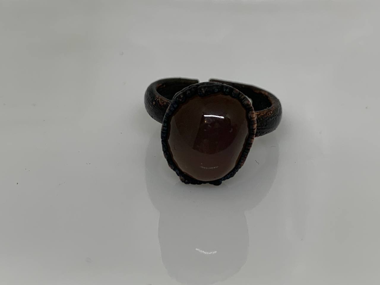 Anello in Agata Grigia Naturale Elettroformato in Rame Puro – Regolabile