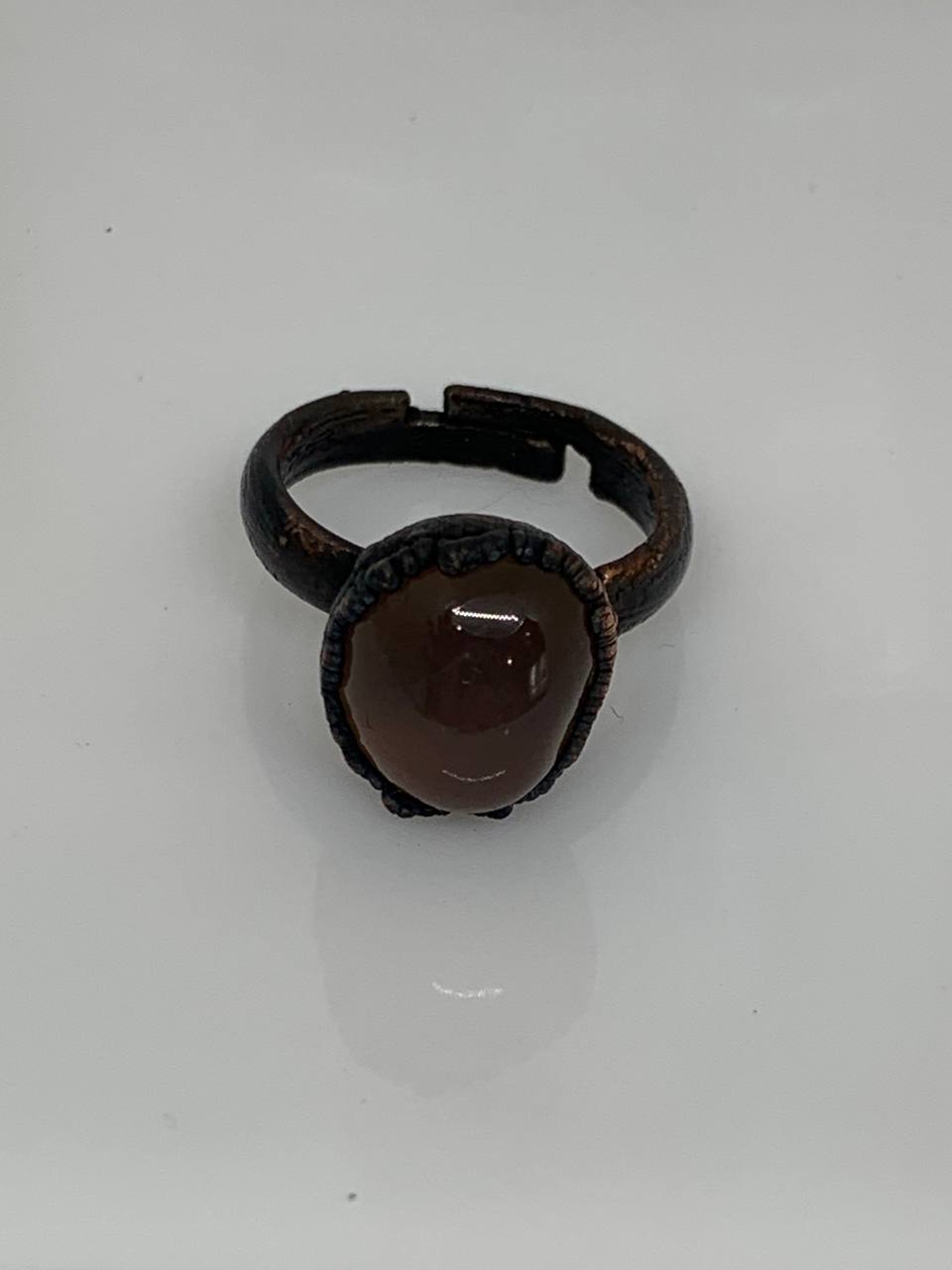 Anello in Agata Grigia Naturale Elettroformato in Rame Puro – Regolabile