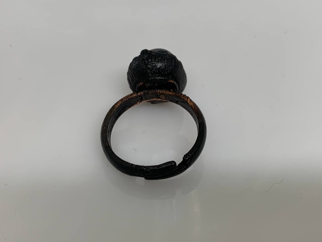 Anello in Agata Grigia Naturale Elettroformato in Rame Puro – Regolabile